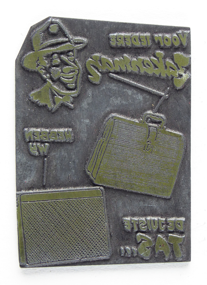 rechthoekige non ferro metalen cliche met inscriptie voor elke zakenman hebben wij de juiste tas, met rechtsboven mannenhoofd met hoed, onderkant afbeelding 2 aktentassen, afkomstig van kantoorinstallaties Bv Schuur te Veendam