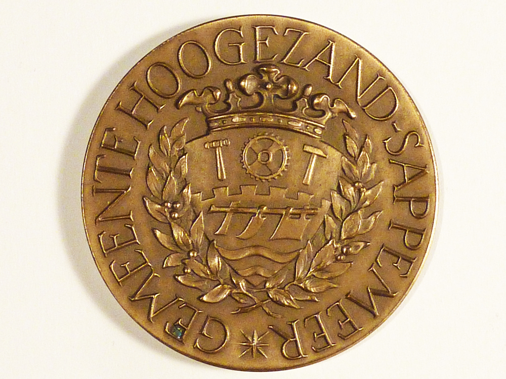 bronzen gemeentepenning met rondschrift gemeente Hoogezand - Sappemeer met Gemeente wapen homos praemium virtutis