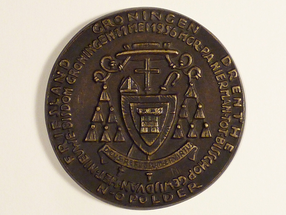 wijdingspenning Pieter Antonius Nierman. bisschop van Groningen (Hilversum 29-1-1901 - Lage Vuursche gem. Baarn 15-9-1976). Zoon van Johann Gerhardt Nierman, winkelier, en Cornelia Wilhelmina Maria Andriessen. (Hilversum 1901 - Lage Vuursche 1976) Eerste bisschop van het herstelde bisdom Groningen, waaronder ook Drenthe ressorteert. Opgeleid aan het klein-seminarie te Culemborg en het groot-seminarie te Rijsenburg; priesterwijding in 1924. Daarna assistent in Borne (1924-1926) en kapelaan te Utrecht (1926-1943) en pastoor in Oosterhout (1943-1954). Bij de wederinvoering van het uitgestrekte en intern-diverse bisdom Groningen viel de keus op Nierman als man van de praktijk, en niet op een academische gevormde clericus. De nieuwe bisschop ijverde sterk voor de oecumene, hetgeen hij ook uitdroeg op het Tweede Vaticaans Concilie. In 1968 moest hij vanwege gezondheidsredenen zijn ambt neerleggen; hij vestigde zich daarna in Lage Vuursche (gemeente Baarn).