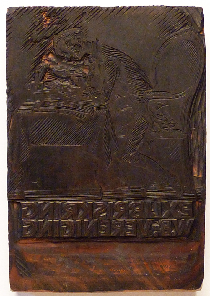 houtblok verzamelaar met loupe zittend bij tafel album met plaatjes ex libris van Ex Librisvereniging W.B.