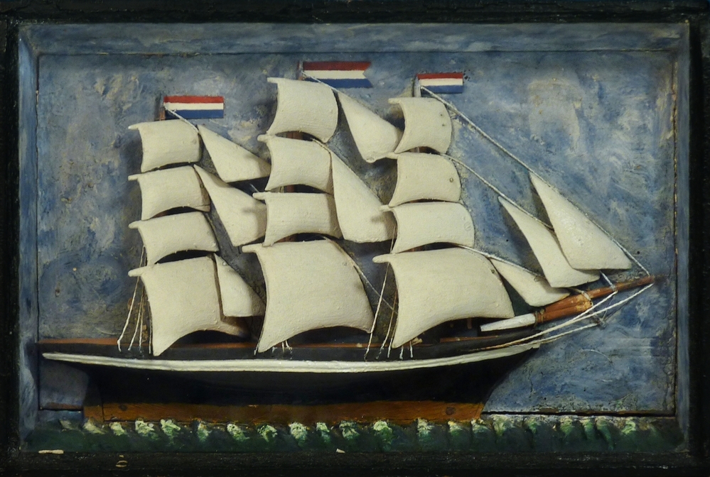 houten kastmodel van een 3 mast schoener vervaardigd door stuurman Jan Wolthof, geboren ongeveer 1850 te Muntendam, en daar gewoond hebbend in de Kerkstraat. Hij heeft 36 jaren gevaren.