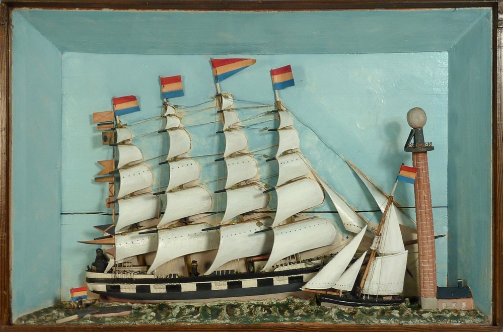 kastmodel Volschip met rechts een vuurtoren.