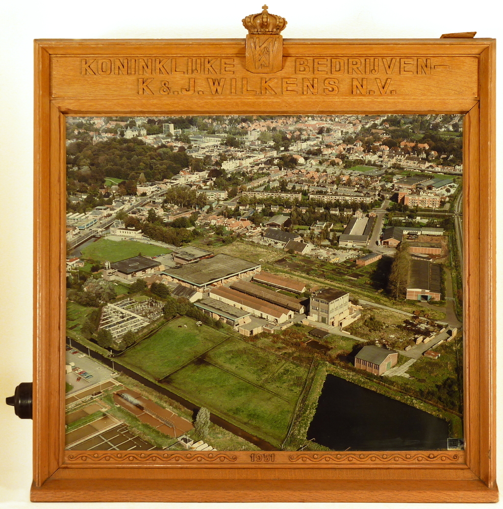 houten lichtbak met inscriptie Koninklijke bedrijven K & J Wilkens NV 1951