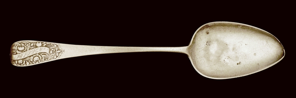 zilveren oostzeelepel met op uiteinde steel decoratie in de vorm van bloem en banderol met inscriptie M Holst & Co , achterop steel zilvermerk Wieseman en gegraveerd Riga 1839