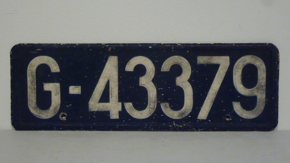blauwe blikken kentekenplaat G 43379, afgegeven op 23 februari 1926 aan Gerrit Schuitemaker, woonplaats Venhuizen / Hem. Zeer waarschijnlijk Gerrit Schuitemaker, veehouder, die op 21 april 1912 trouwt met Elizabeth Schekkerman en 13 april 1951 in Enkhuizen overlijdt.