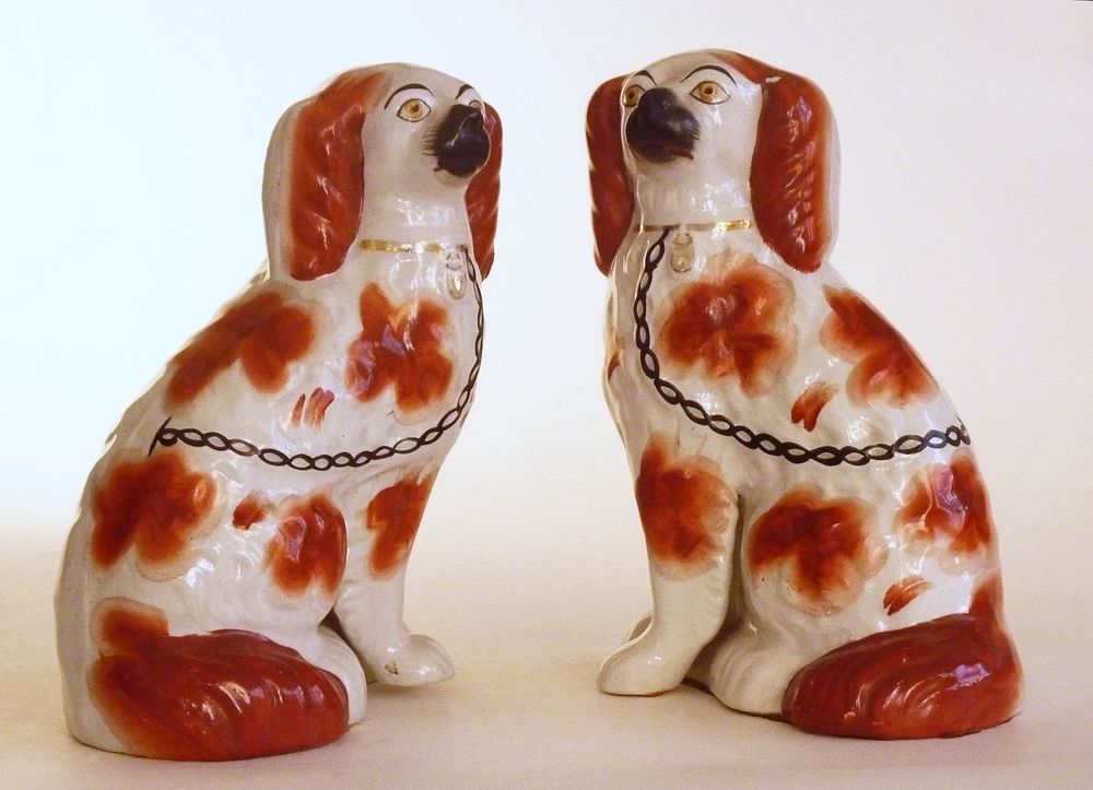 setje van 2 witte Engels steengoed hondjes Spaniels met rode bruine vlekken, 15 x 12 x 21 cm, Staffordshire 1880 – 1900
