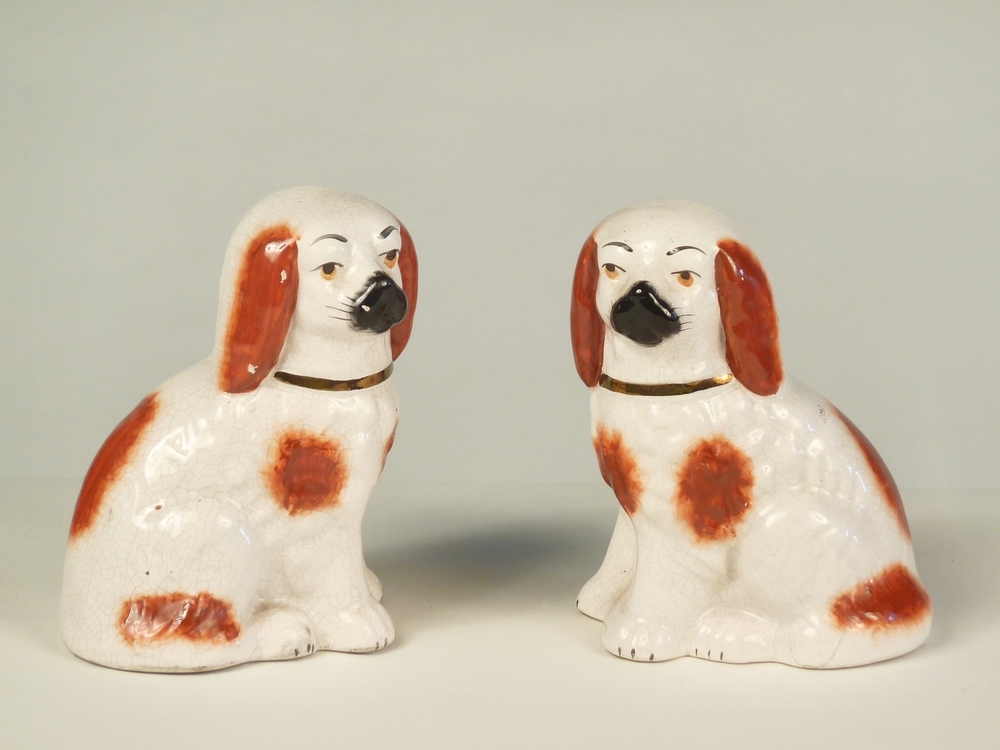 setje van 2 witte Engelse steengoed hondjes met goudkleurige halsband en roodbruine vlekken, 7,8 x 10 cm, Engeland, 1900