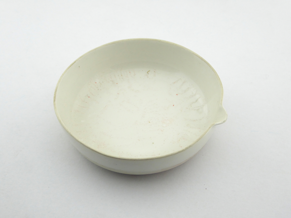 witte ronde porseleinen indampschaal met schenklip