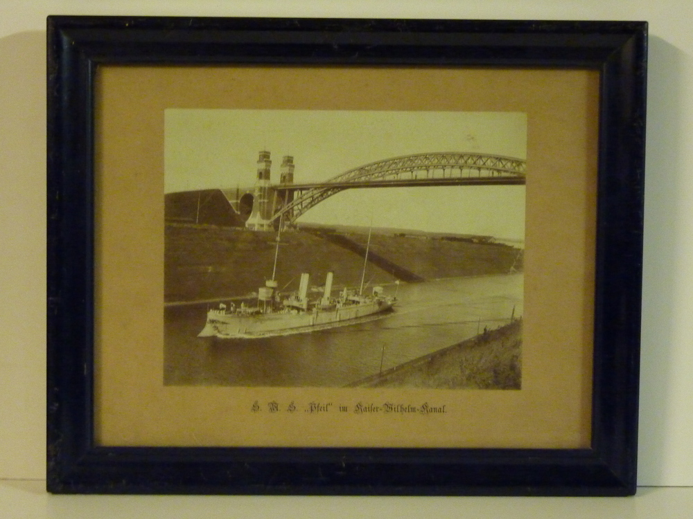 SMS Pfeil im Kaiser Wilhelm kanal , SMS Pfeil, had aanvaring met Groninger Schip Leentje (Dost) in 1898, kapitein Derk Frederik Rasker. .S.M.S. Pfeil, Aviso, In dienst 11.1884 - 17.12.1918 , gebouwd te Wilhelmshaven, uit dienst 16.02.1922.