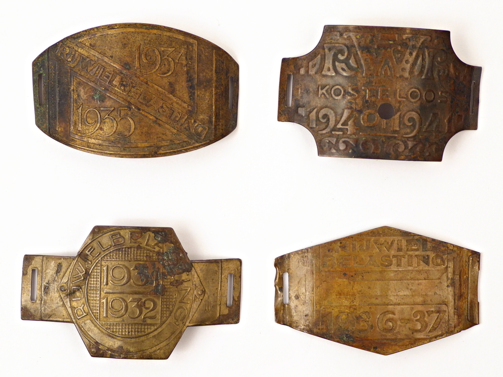 messing fietsplaten met inscriptie rijwielbelasting 1931 1932 & 1934 1935 & 1936 1937 & 1940 1941 kosteloos, omdat hier een gat in zit.