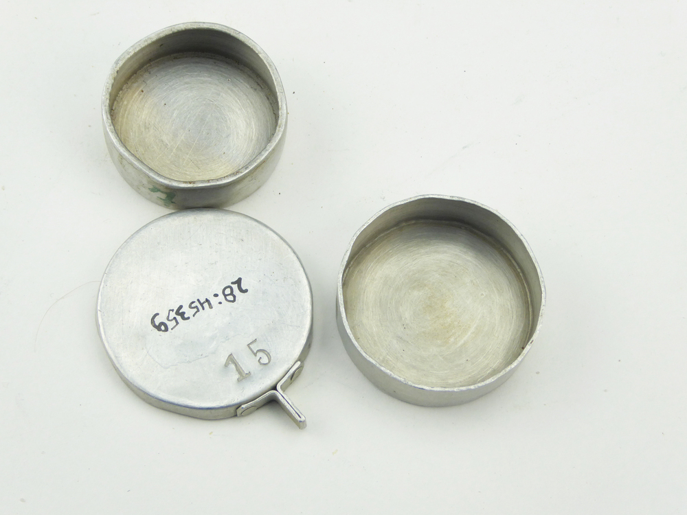 20 platte en 31 hoge aluminium waxinelichthouders, sommige met ingeslagen nummer