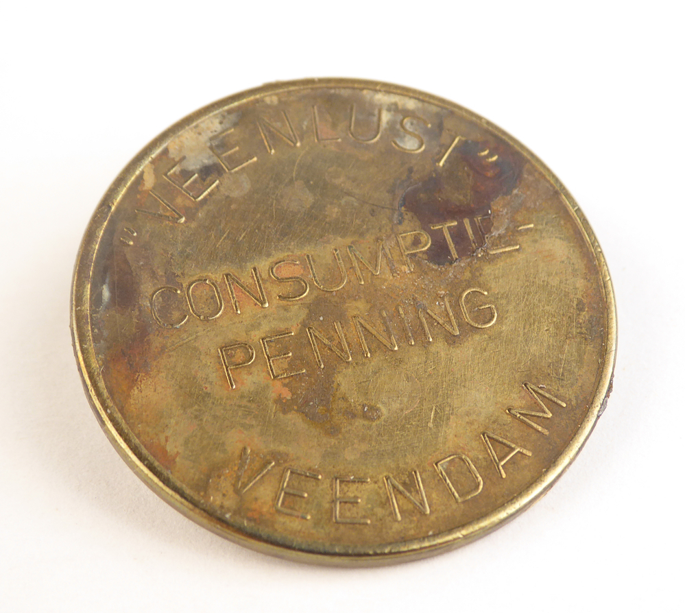 ronde messing penning met geslagen tekst Veenlust Consumptie penning