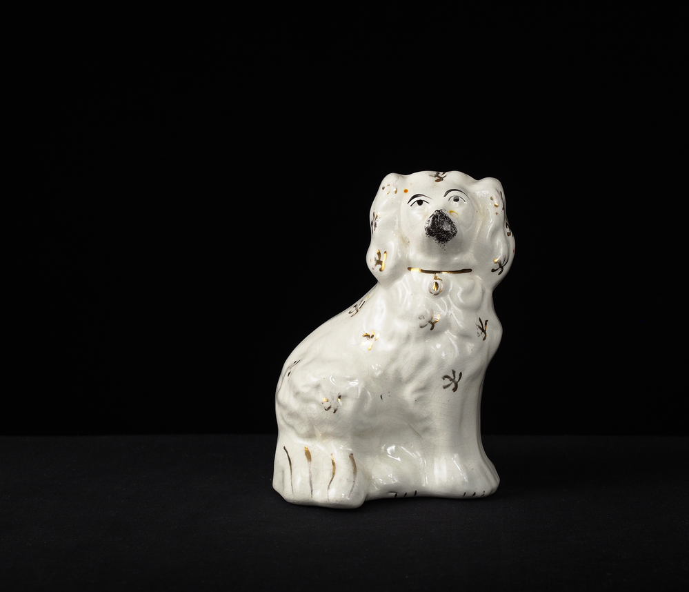 wit zwart goud kleurige Engels steengoed Spaniel met decoratie vijf armige gouden ster, 9,5 x 7,3 x 14 cm, Engeland, ongeveer 1890