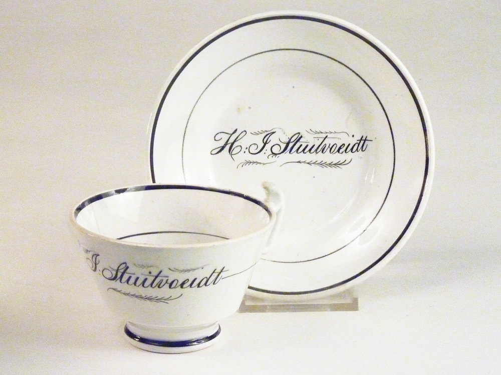 porseleinen Kop en schotel met opdruk: H.R.Stuitvoeidt ( Hindrik Roelfs Stutvoet, schipper, gedoopt 1 februari 1784 te Veendam, overleden 19 maart 1875 te Veendam, zoon van Roelf Hindriks Stutvoet en Margjen Sijnckes , ondertrouw op 24 december 1809, getrouwd 31 december 1809 te Veendam met Geesjen Hindriks Puister, geboren op 10 april 1785 te Veendam, gedoopt op 17 april 1785 te Veendam, overleden 6 april 1870 te Veendam, dochter van Hendrik Jans Puister en Jetske Pieters Hazewinkel) Hij was tussen 1827 - 1847 kapitein op het smakschip Geziena Catharina .