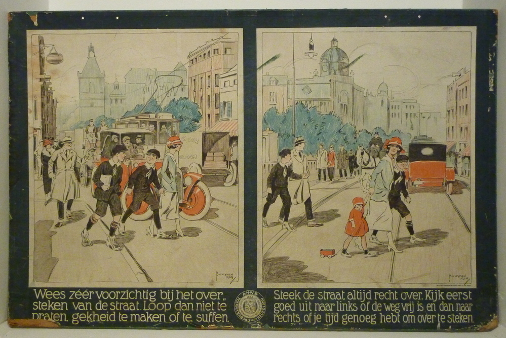 Affiche van de A.N.W.B met twee afbeeldingen, Amsterdam, 1924. Affiche met twee afbeeldingen en waarschuwingen: wees voorzichting bij het oversteken van de straat.Loop dan niet te praten gekheid te maken of te suffen en  Steek de straat altijd recht over. Kijk eerst goed uit naar links of de weg vrij is en dan naar rechts of je tijd genoeg hebt om over te steken. gedrukt door Teulings Grafische Kunstinrichting te Amsterdam en op karton geplakt. De illustraties zijn vervaardigd in 1924 door Bernard van Vlijmen in opdracht van de Algemene Nederlandsche Wielrijdersbond.