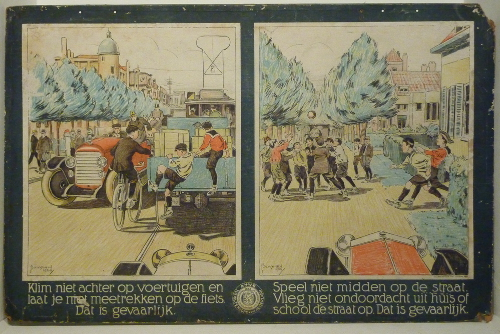 Affiche van de A.N.W.B met twee afbeeldingen, Amsterdam, 1924. Affiche met twee afbeeldingen en waarschuwingen: "Klim niet achter op voertuigen en laat je niet meetrekken op de fiets. Dat is gevaarlijk." en "Speel niet midden op de straat. Vlieg niet ondoordacht uit huis of school de straat op. Dat is gevaarlijk.", gedrukt door Teulings Grafische Kunstinrichting te Amsterdam en op karton geplakt. De illustraties zijn vervaardigd in 1924 door Bernard van Vlijmen in opdracht van de Algemene Nederlandsche Wielrijdersbond.