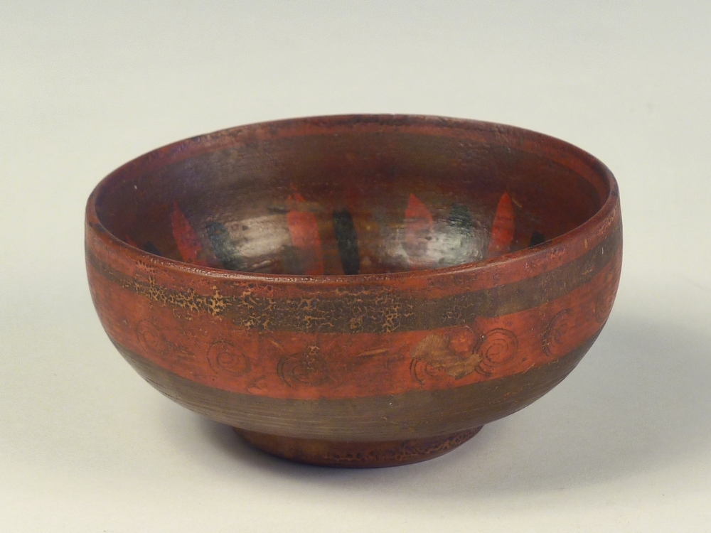 Rigaas napje met rode band ,    waarop zwarte spiralen 2 e helft 19 e eeuw hoogte 4.7 cm diameter 10.5 cm