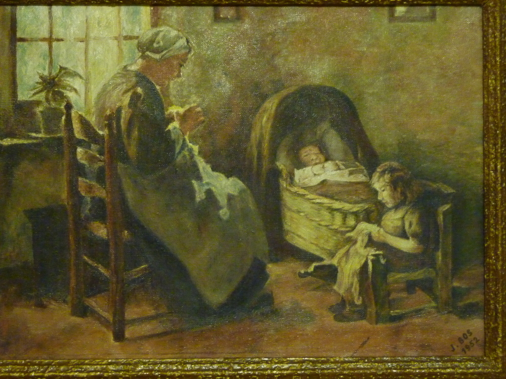 vrouw en kind aan het naaien en baby in wieg