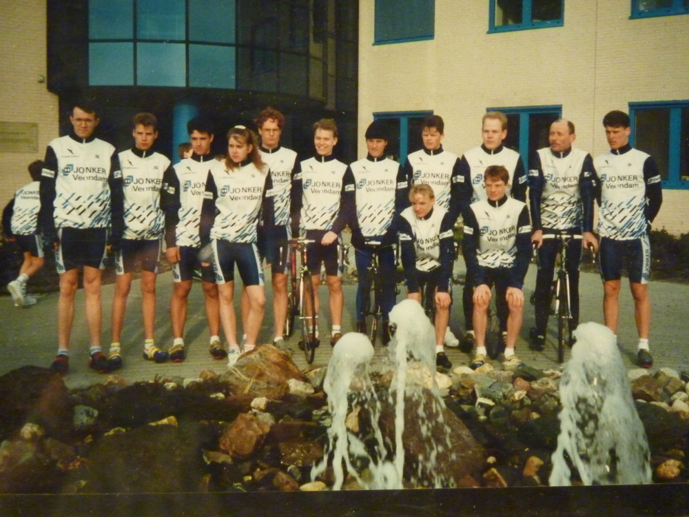 groep wielrenners voor het hoofdkantoor van Avebe aan het Prins Hendrikplein te Veendam.