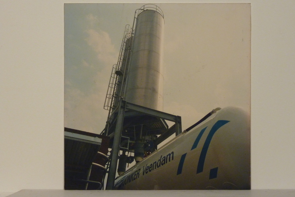 tanker Jonker Veendam onder silo