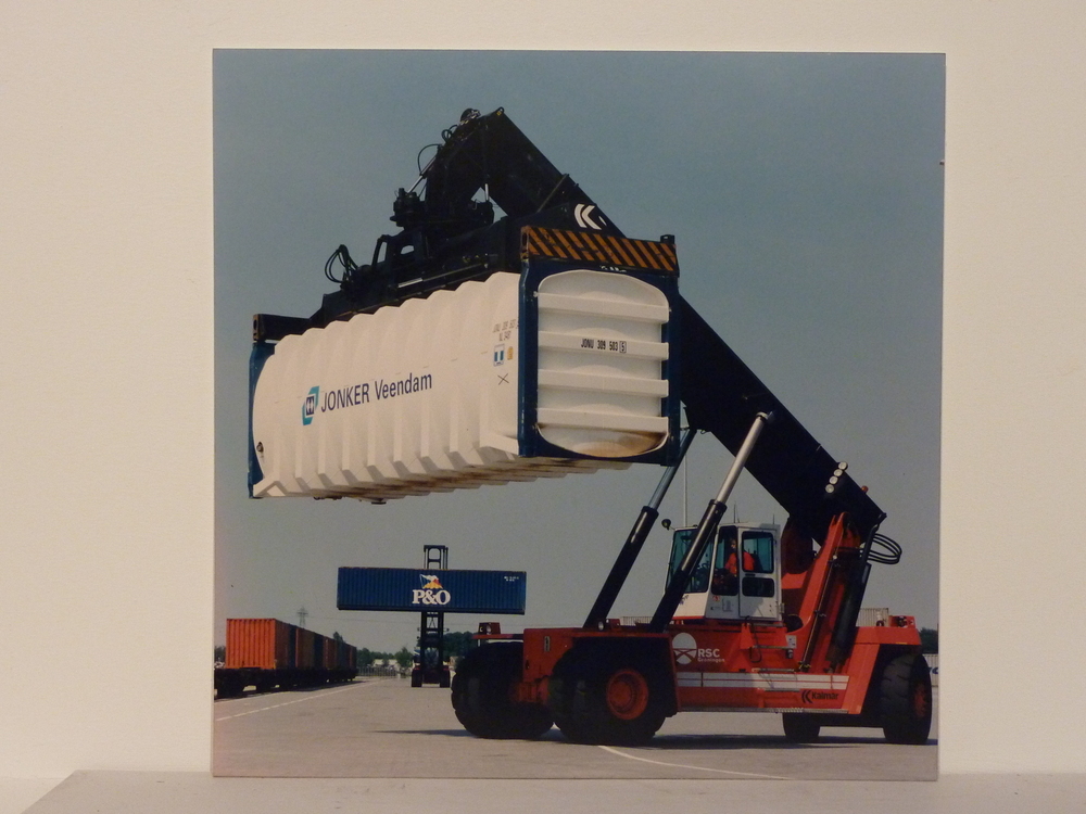 heftruck is bezig een container van Jonker veendam te lossen op het RSCG te Veendam