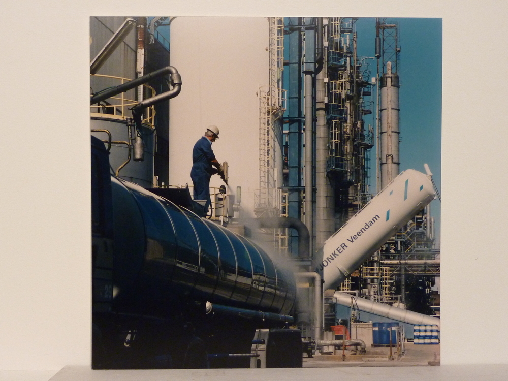 op de voorgrond wordt een tanker schoongespoten, erachter is een tanker van Jonker Veendam aan het lossen