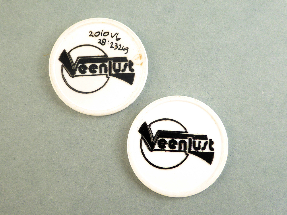 ronde messing penning met geslagen tekst Veenlust Consumptie penning