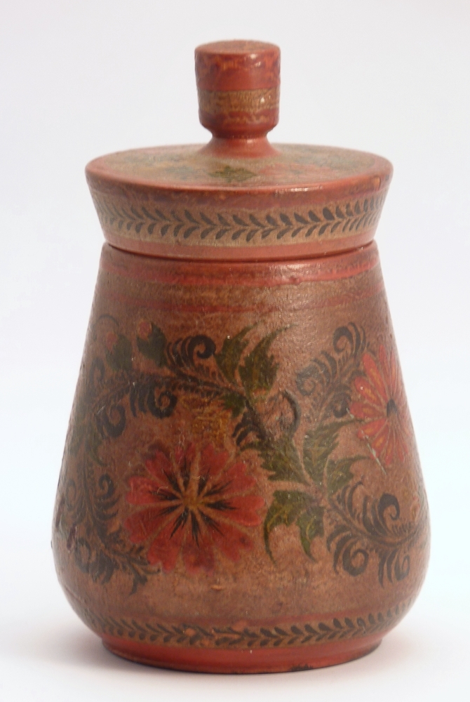 ronde cylindervormige lindenhouten pot gedecoreerd in russisch volksmotief met deksel, aan onderkant gemerkt met russische tekens