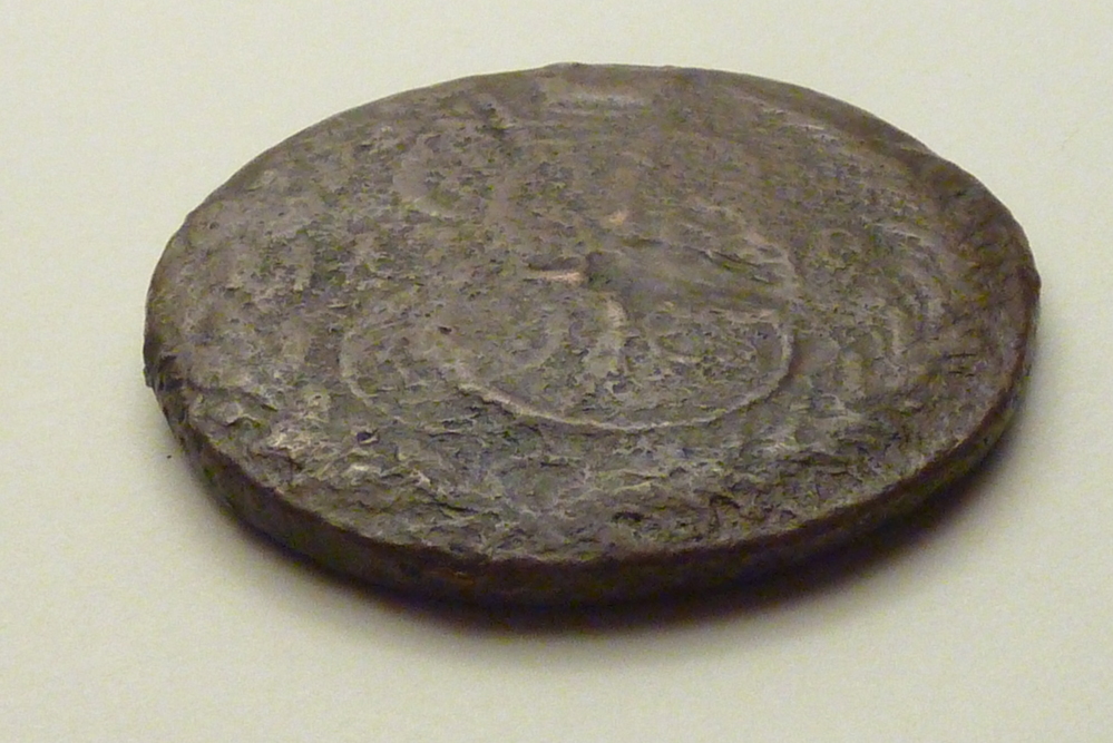 5 Kopek geslagen in 1788 onder Tsarina Catharina de Grote van Rusland (1762 - 1796 ) , met aan de ene kant monogram Catharine II en jaartal, aan de andere kant dubbele adelaar en waardebepaling. De Tsarina stond vooral bekend om haar oorlogszuchtige uitbreiding van het Russische grondgebied en haar vele buitenechtelijke escapades, maar zeker ook om, de onder haar ingevoerde, modernisatie van de Russische samenleving. Verder roemt men Catharina om de enorme grote munten welke onder haar bewind zijn geslagen. De Tsarina's filosofie was namelijk dat de intrinsieke waarde (de waarde van het metaal) overeen moest komen met de nominale waarde (de waarde welke op de munt staat). Hierdoor ontstaan bijzonder grote en zware munten welke door de hoge (edel)metaalkoersen bijna allemaal zijn omgesmolten. Hierdoor zijn er slechts een aantal munten in handen van verzamelaars gekomen en zijn de munten zeer zeldzaam. Omdat vroeger elke munt met de hand werd geslagen, kunnen de munten onderling van elkaar verschillen daardoor is elke munt uniek!!!