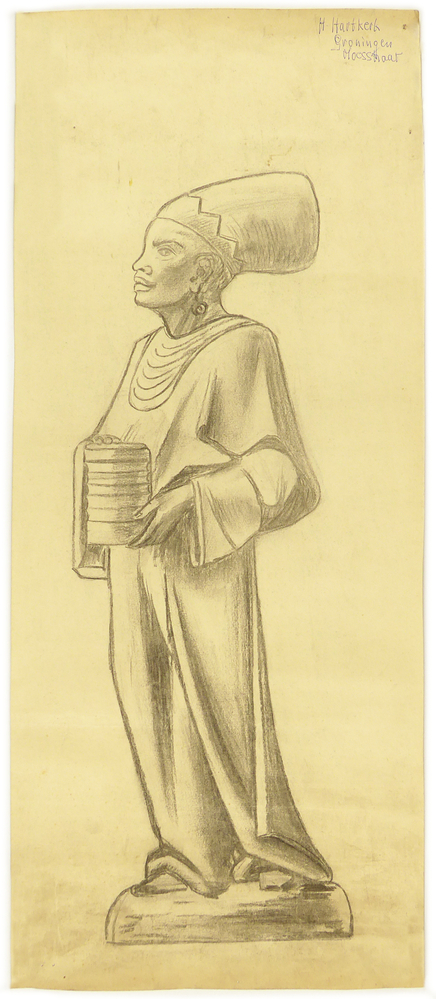 afrikaanse vrouw die een stapel van iets vasthoud