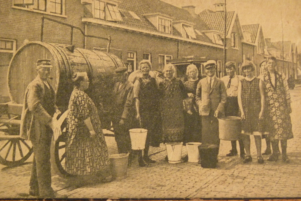 Waterdistributie in de Nieuwstraat te Veendam in de hete droge zomer van 1929, toen hier nog geen waterleiding was.