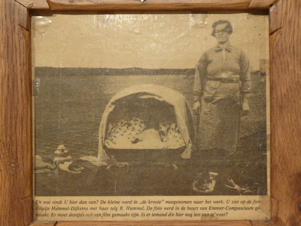 En wat vindt u hier dan van? De kleine werd in de krooie meegenomen naar het werk. U ziet op de foto Grietje Hummel - Dijkstra met haar telg R. Hummel. De foto werd in de buurt van Emmer Compascuum gemaakt. Er moet destijds ook een film gemaakt zijn. Is er iemand die hier nog iets van af weet?