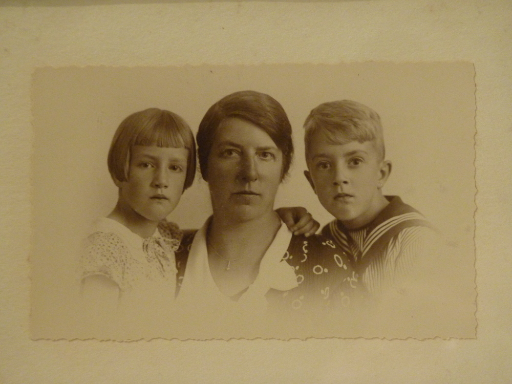 moeder en zoon en dochter.