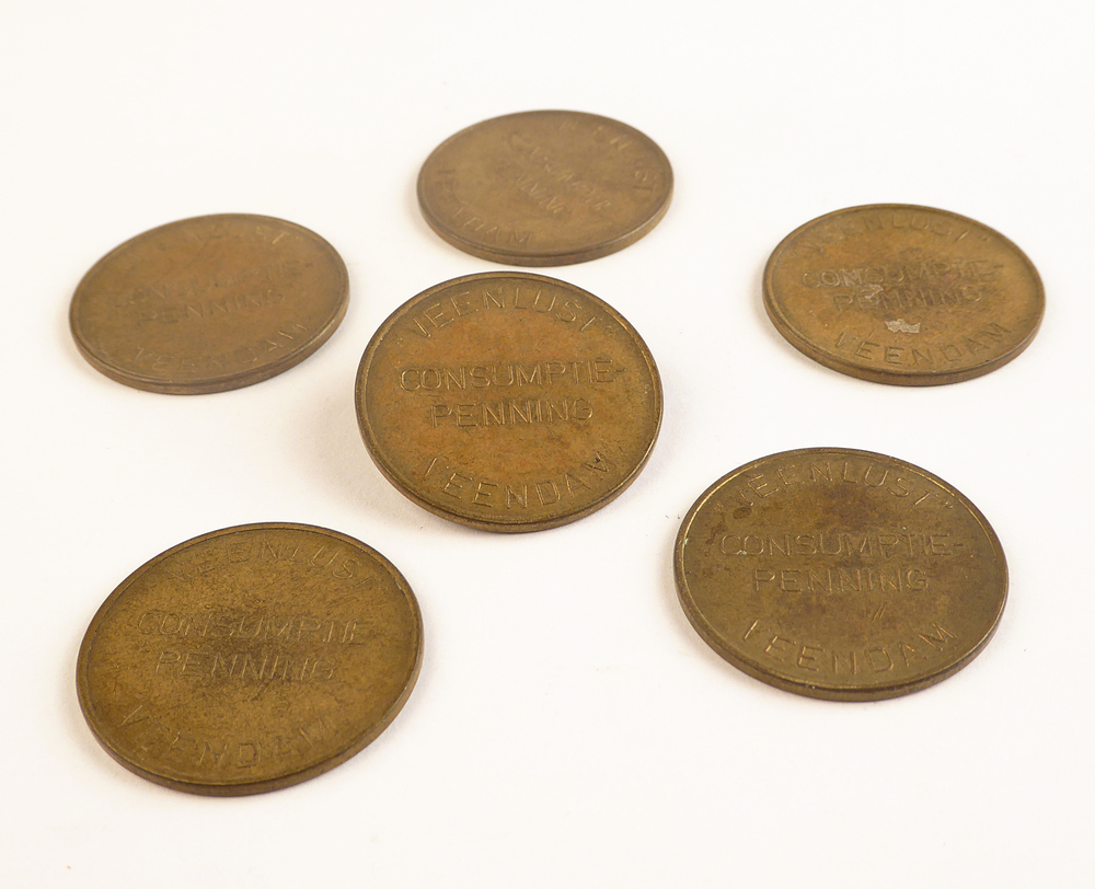 ronde messing penning met geslagen tekst Veenlust Consumptie penning