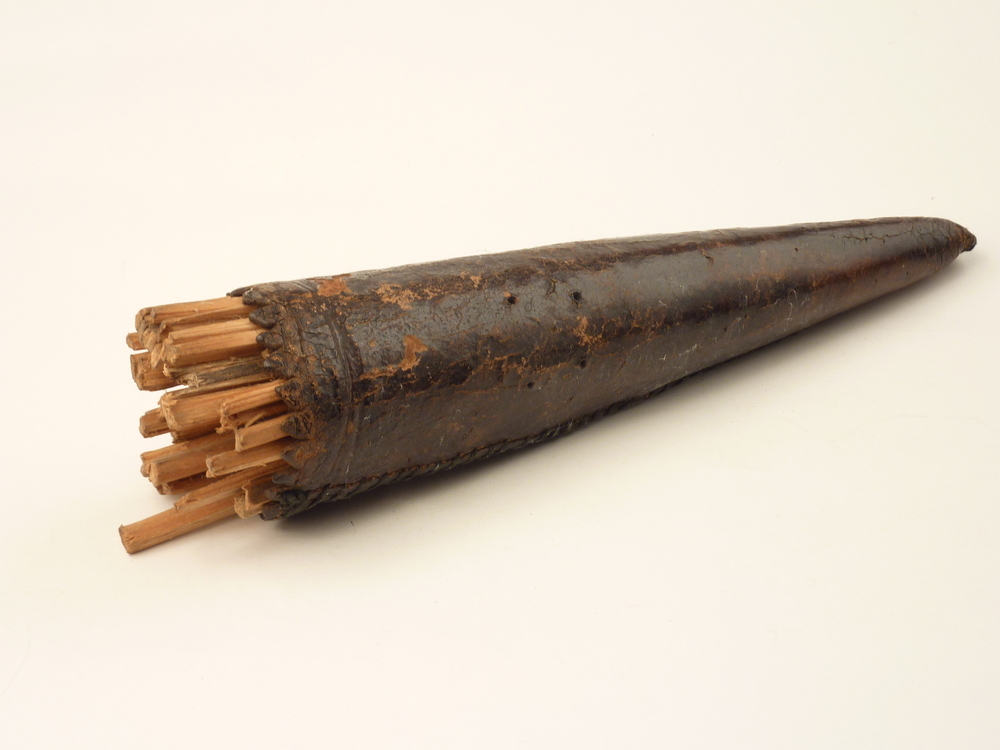 hout met leren breipenhouder / breischede , afkomstig van Annechien Roelfsema, gehuwd met Hidde Poppen.