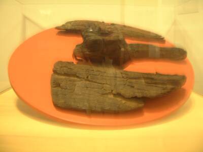 Drie fragmenten van een uit één plank vervaardigde, massieve eikenhouten wiel, met verdikte naven. Type wiel Nieuw-Dordrecht. De drie stukken vormen tesamen grotendeels een compleet wiel. De verdikkingsnaaf is aan één zijde afgebroken.