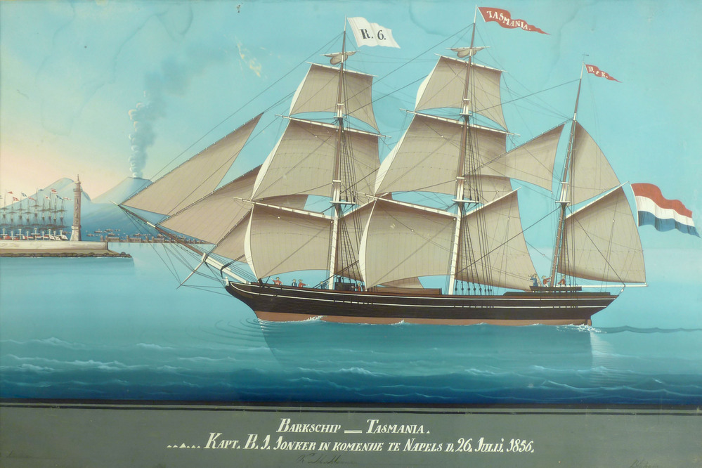 Aquarel Barkschip Tasmania Kapitein Berend J. Jonker inkomende te Napels dd 26 juli 1856, gemaakt in opdracht van de eerste stuurman K. H. Huisman te Blijham door een onbekende Italiaanse schilder. Berend J. Jonker werd geboren 11 september 1816, en is overleden waarschijnlijk op 22 of 24 augustus 1871 tijdens een reis van Tjilitjap naar Europa. Hij voer vanaf 1851 voor rederij Doijer & Kalff te Zwolle onder kapiteinsvlag R 6 voor het Zeemanscollege te Veendam, daarna van 1857 - 1869 voor de Collegie Zeemanshoop te Amsterdam onder kapiteinsvlag 728, en uiteindelijk van 1860 - 1869 weer voor de Maatschappij tot Nut der Zeevaart te Veendam onder kapiteinsvlag 137. Op zijn grafsteen de tekst: “Het mogt hem niet gelukken aan zijn eega’s zijde te rusten”. Berend Jonker is feitelijk niet begraven. Stuurman Klaas Hindriks Huisman werd geboren 1 januari 1818 te Morige (Wedde). Hij werd later zelf kapitein van 1859 - 1866 op de Galjoot Voorzorg voor eigenaar D. Mulder & Zn. te Winschoten.