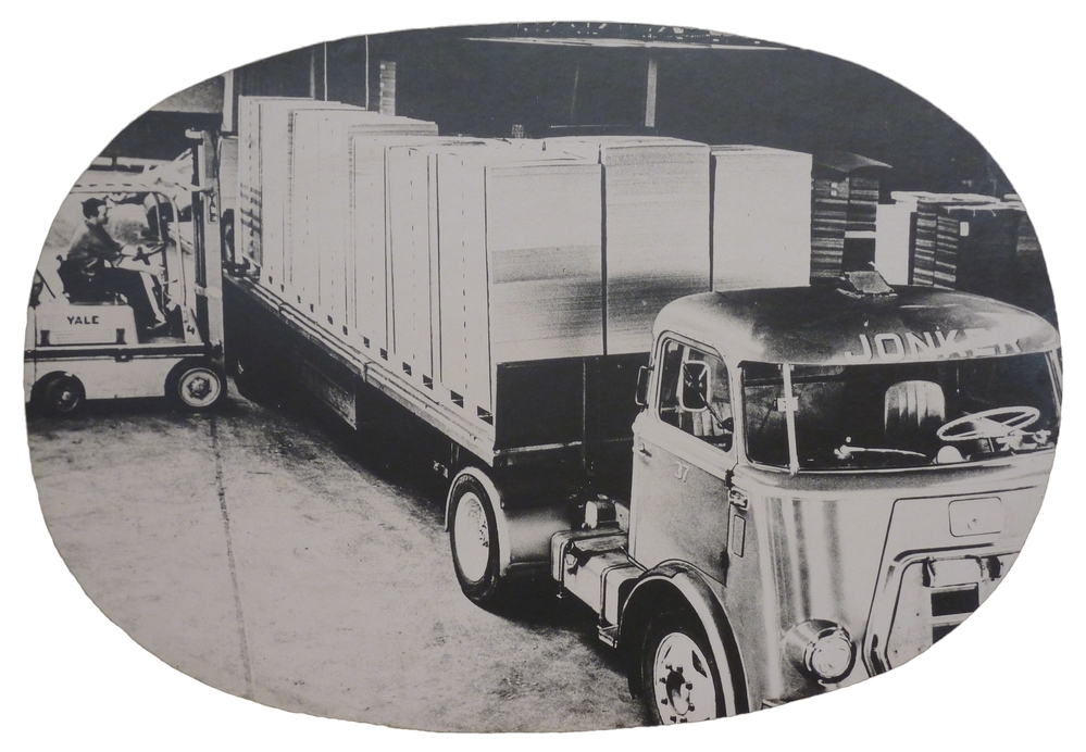 heftruck is bezig een vrachtauto van Jonker veendam te lossen