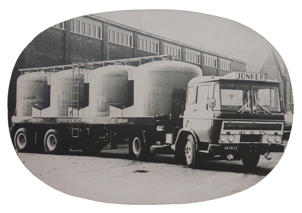 vrachtauto van Jonker veendam met 4 tanks achterop