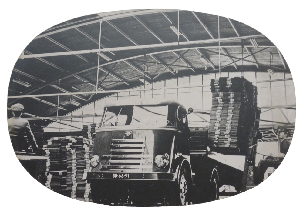 vrachtauto van Jonker die door een heftruck geladen wordt met karton of papier