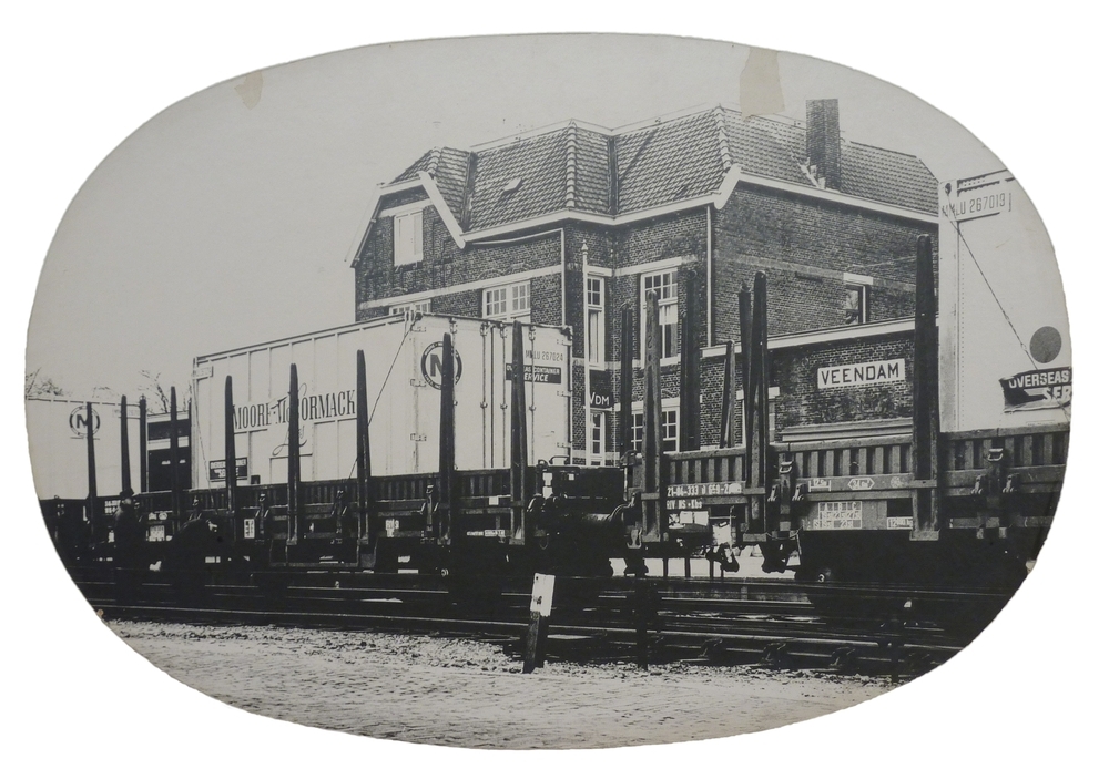 containers op wagons bij station veendam