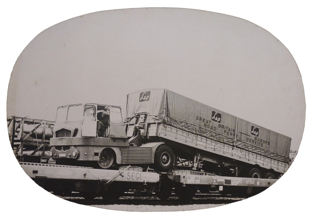 vrachtauto rijdt net op of af van een wagon