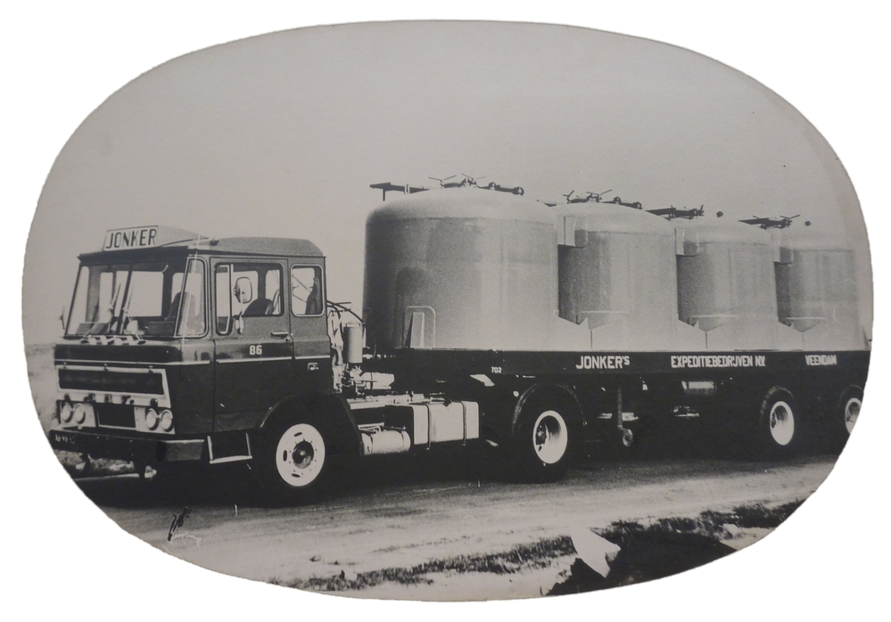 vrachtauto van jonker die 4 tanks vervoert