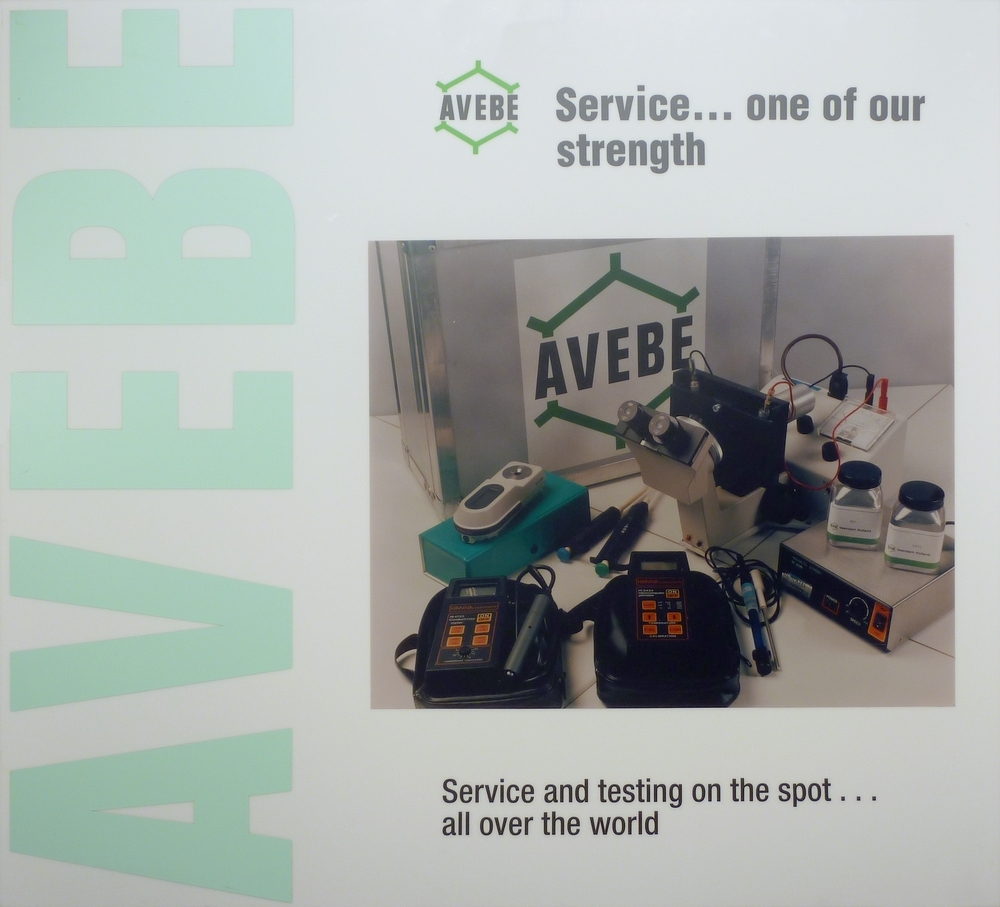 plastic plaat met opdruk Avebe service .. one of our strength .. service and testing on the spot ... all over the world.
