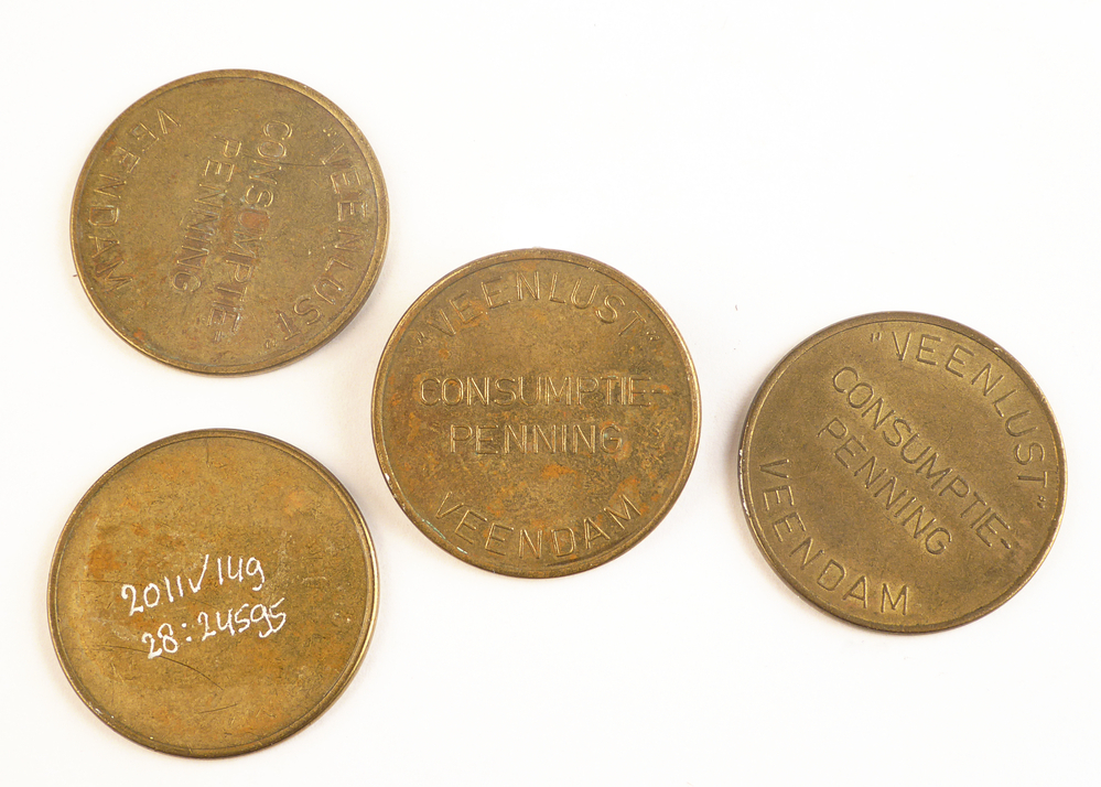 ronde messing penning met geslagen tekst Veenlust Consumptie penning