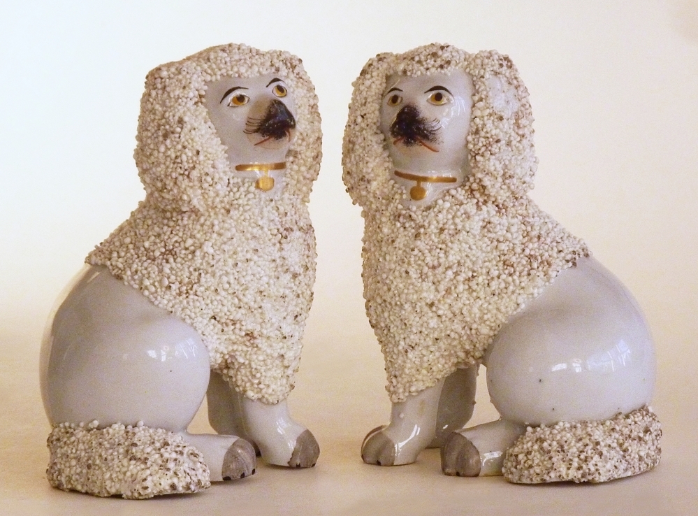 setje van 2 Engels steengoed spaniels, iets grijzige kleur met gouden decoraties, donkergrijze details aan poten, met gruis vacht, 9,5 x 7,2 x 13,5 cm, Staffordshire, ongeveer 1855
