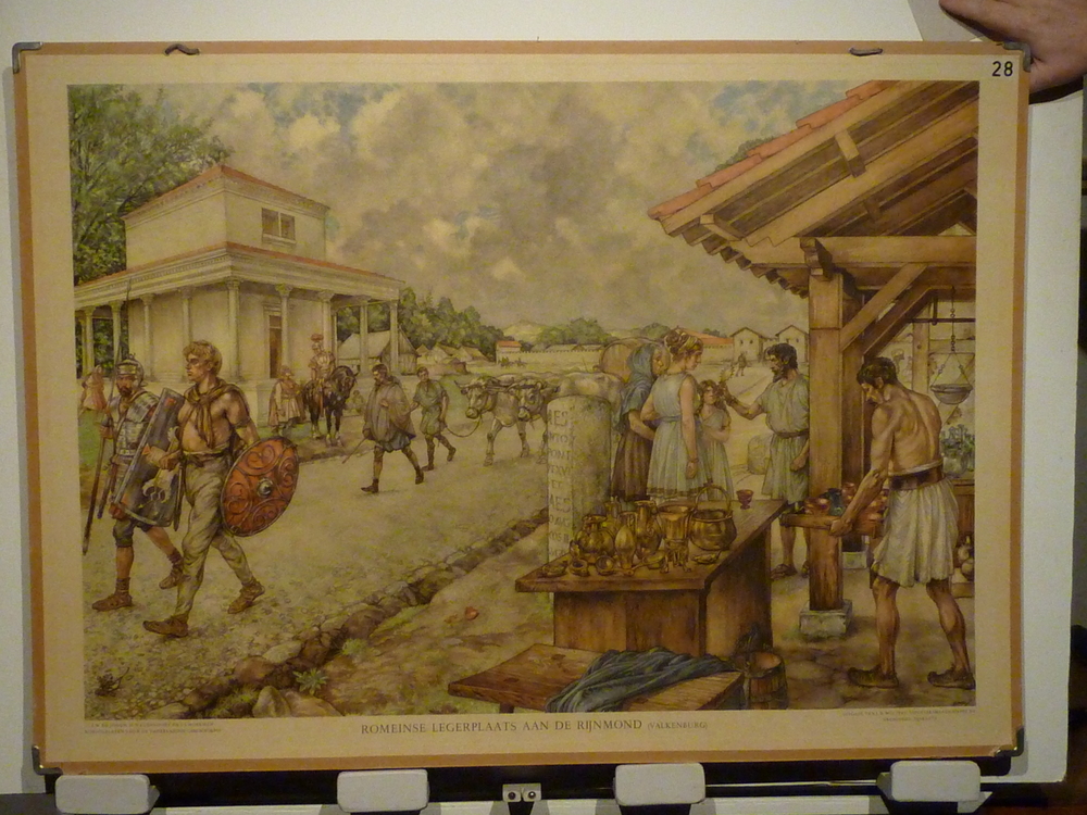 kartonnen plaat met papier beplakt met opdruk Romeinse legerplaats aan de rijnmond (valkenburg) 28 uitgave J.B. Wolters uitgeversmaatschappij N.V. Groningen Djakarta Isings J.W. de Jongh H. Wagenvoort en J.J. Moerman schoolplaten voor de vaderlandse geschiedenis. Uit de handleiding 1953: Met het doordringen van de Romeinen naar deze streken daagde ook hier het licht der historie. Bijna vier eeuwen lang stonden deze lage landen in meerdere of mindere mate onder de beïnvloeding van het Romeinse wereldrijk. De met stenen muren, poorten en torens omsloten legerplaats - castellum- vormt, dicht bij de binnenste duinrand, de afsluiting van een zwaar versterkte linie langs de Oude Rijn. Het castellum ligt op de linker Rijnoever aan de grens van een landstreek die door de Cananefaten bewoond is. Wie door de poort, die voor ons ligt, binnen gaat, ziet links van de weg een groot gebouw: de principia, het hoofdkwartier. Een zuiderling onderhandelt met Cananefaatse vrouwen, die blijkbaar in welstand leven. De handelaar is een oudgediende. Hij is kenbaar als legioensoldaat aan de polsring, die een militaire onderscheiding betekent. De handelsman toont aan de belangstellende vrouwen een bronzen handspiegel. Zulke spiegels zijn in ons land op vele plaatsen gevonden. Aan de overzijde van de steenweg ligt een tempel. Geen machtig gebouw van steen, met marmeren platen bekleed en getooid, doch een bepleisterd heiligdom met stenen zuilen. Naast het tempelgebouw loopt een priester, in rode mantel. Een voorname Cananefaat is in gesprek met een hooggeplaatst officier die de rang heeft van Tribunus militum. Deze officier kan het commando over een legioen voeren. Zijn wapenuitrusting bestaat uit een zilveren thorax, een borstharnas, dat de vormen volgt van het bovenlichaam. Zijn roodbepluimde helm, en de riemen die zijn schouders en bovenbeen bedekken, bepalen, met de reeds aangewezen stukken, zijn rang. Een jonge Cananefaat en een Romein die tot de bezetting van het castellum behoren, zijn op weg naar hun post. De Romein draagt de lederen lorica - een harnas- en daarover de metalen banden, die aan elkander zijn gehaakt. Het onderlichaam heeft een afzonderlijke bescherming: de uit een gordel afhangende riemen, die met metaal versierd en versterkt zijn. Deze gordelriemen betekenen ook erkenning van dapperheid en trouw, zoals er nu, in onze tijd medailles worden uitgereikt. De Cananefaat houdt de voorvaderlijke gebruiken in ere. Zijn lichaam is grotendeels onbeschut. Het schild alleen beschermt hem. Een ossewagen vervoert een groot vat met wijn. De voerman houdt de ossen aan het touw; de koopman is een Galliër, die de Romeinse kapmantel draagt.