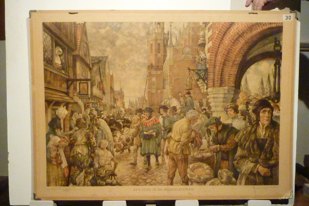 kartonnen plaat met papier beplakt met opdruk een stad in de  middeleeuwen 30 uitgave J.B. Wolters uitgeversmaatschappij N.V. Groningen Batavia (Isings) J.W. de Jongh en H. Wagenvoort schoolplaten voor de vaderlandse geschiedenis. Een vrij centrale straat in een stad: we zien de Waag, waar handelaren hun goederen en muntstukken wogen, de achterkant van het stadhuis, waar de schout en schepenen net vandaan komen en op de achtergrond de kathedraal die hoog boven de bebouwing uitsteekt. Het is een drukte van belang gevormd door zeer zeer divers volk.

Johan Herman Isings is de maker van deze aquarel, die op linnen gedrukt jarenlang functioneerde als schoolplaat in vele klaslokalen. Van deze illustrator is bekend dat hij grondig onderzoek deed voor hij een onderwerp op papier zette. Isings las wetenschappelijke publicaties, correspondeerde regelmatig met deskundigen en bezocht archeologische opgravingen, musea, oudheidkamers en antiekhandelaren. En wanneer mogelijk ging hij naar de plaats waar het te schilderen historische gebeuren zich had afgespeeld.

Deze stad met deze straat heeft echter nooit bestaan. Isings heeft dit geheel ook niet gefantaseerd, maar samengesteld uit wat er in 1926 nog aan middeleeuwse gebouwen in Nederland te vinden was. En zo zien we de Munsterkerk in Roermond, het stadhuis van Kampen, de Poelepoort in Groningen en verschillende nog bestaande huizengevels uit Utrecht, Zierikzee en Middelburg bij elkaar binnen dezelfde stadsmuren.