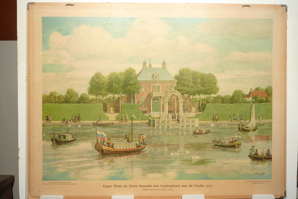 kartonnen plaat met papier beplakt met opdruk Czaar Peter de grote bezoekt een buitenplaats aan de vecht (gezicht op het huis en de rivier) N v d waay uitgave J.B. Wolters uitgeversmaatschappij N.V. Groningen Batavia (Isings) J.W. de Jongh en H. Wagenvoort schoolplaten voor de vaderlandse geschiedenis. Tafereel met op de voorgrond de rivier met bootjes en zwanen. Aan de overkant Huize Petersburg. Op de wal ook publiek, voor een metershoge heg. Petersburg was gebouwd in de eerste helft van de achttiende eeuw. Dit buitenverblijf was van een rijke koopman uit Amsterdam, Christoffel Brants en lag aan de Vecht tegenover het dorp Nigtevecht. Christoffel Brants had een handelscontact met Rusland en een heel erg goede relatie met Tsaar Peter de Grote. Brants had Tsaar Peter in Rusland geholpen met de oorlog tegen Zweden. In ruil hiervoor werd Brants tot de Russische adelstand verheven en als dank hiervoor noemde Brants zijn buitenplaats aan de Vecht Petersburg. In 1698 en 1717 bracht Tsaar Peter de Grote meerdere bezoeken aan de Vechtstreek. Petersburg was een van de mooiste buitenhuizen aan de Vecht. De prachtige tuin met vele fonteinen en mooie beplanting waren ontworpen door architect Simon Schijnvoet. Het landgoed van Petersburg had een oppervlakte van 30 hectare. Dit prachtige buiten is in de 18e eeuw gesloopt.