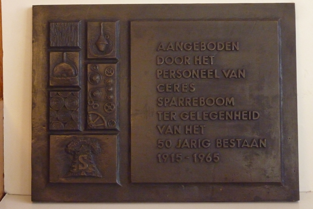 bronzen rechthoekige plaat met gegoten inscriptie aangeboden door het personeel van Ceres Sparreboom ter gelegenheid van het 50 jarig bestaan 1915 - 1965 W Kon Begeer Voorschoten, aangeboden op 08-07-1965